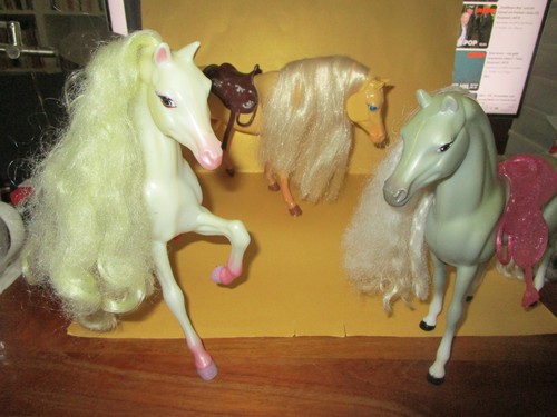 Drei grosse alte barbie pferde - grosse,